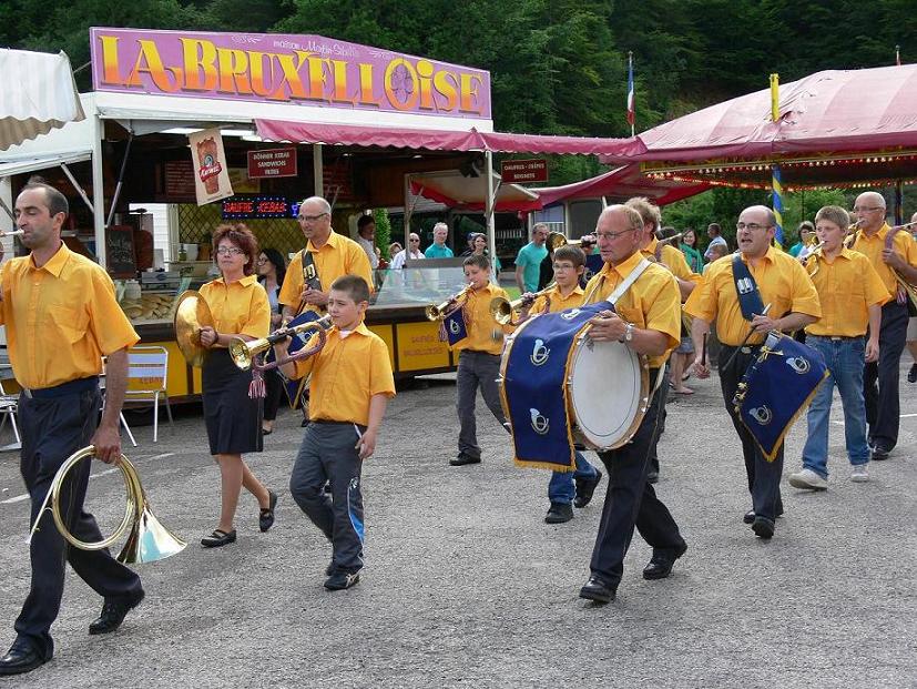 d&eacute;fil&eacute; lors de l`ouverture de la f&ecirc;te de Saint Nabord