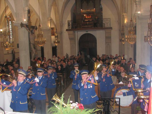 les musiciens jouant dans l`&eacute;glise